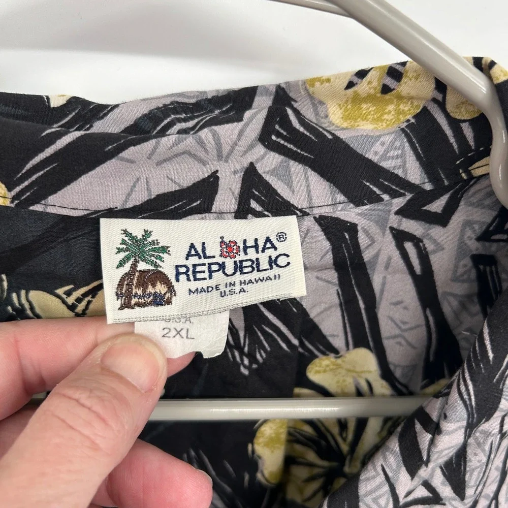 VTG ALOHA REPUBLIC Mens 2XL Hawaiian Black Floral Short Sleeve Shirt Made in USA